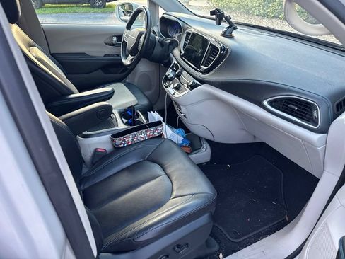 Used 2021 Chrysler Pacifica Touring-L w/ Uconnect Theater Family Group FWD image 6