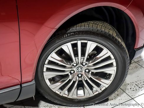Used 2024 Toyota Venza Limited image 13