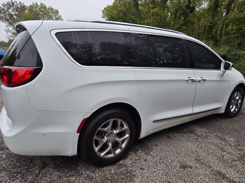 Used 2018 Chrysler Pacifica Limited w/ Advanced Safetytec Group FWD image 8