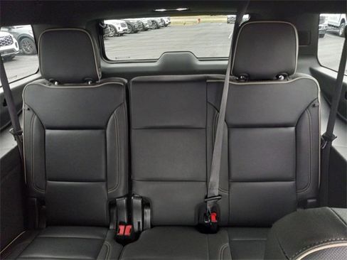 Used 2023 Chevrolet Suburban Premier image 15