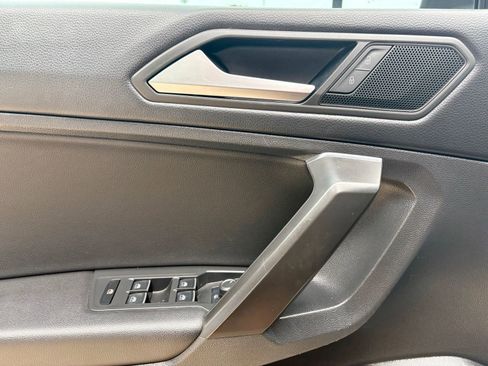 Used 2021 Volkswagen Tiguan SE w/ Panoramic Sunroof Package FWD image 15