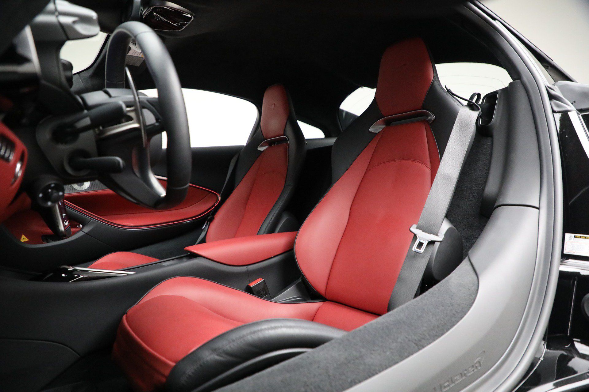 Used 2024 McLaren Artura RWD image 21