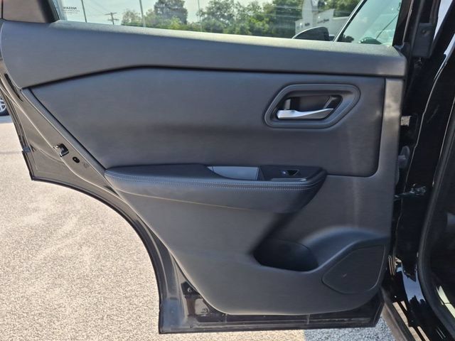 Used 2025 Nissan Rogue SV FWD image 27
