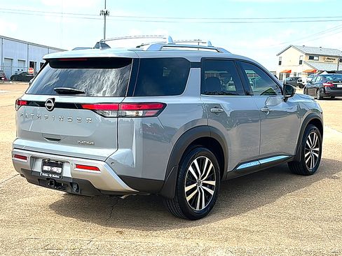 Used 2024 Nissan Pathfinder Platinum FWD image 8
