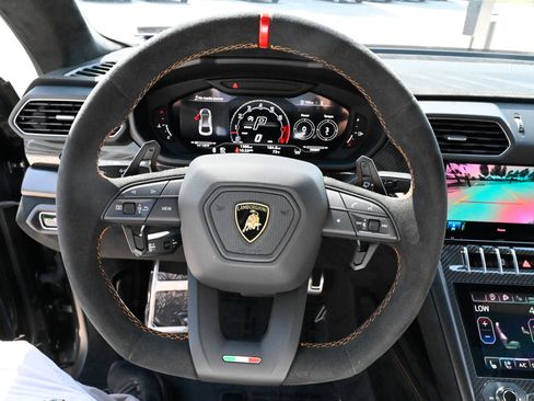 Used 2024 Lamborghini Urus Performante AWD/4WD image 23