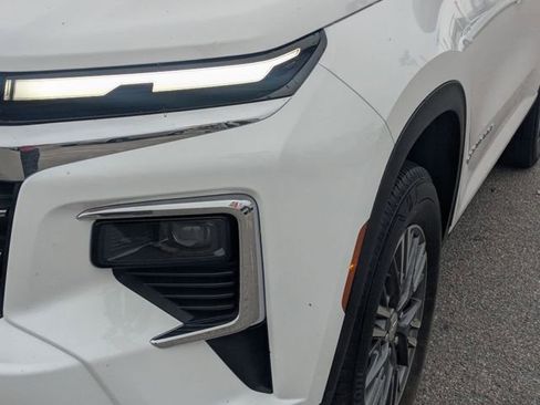 Used 2025 Chevrolet Traverse LT FWD image 9