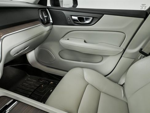 Used 2021 Volvo S60 T6 Momentum w/ Premium Package image 34