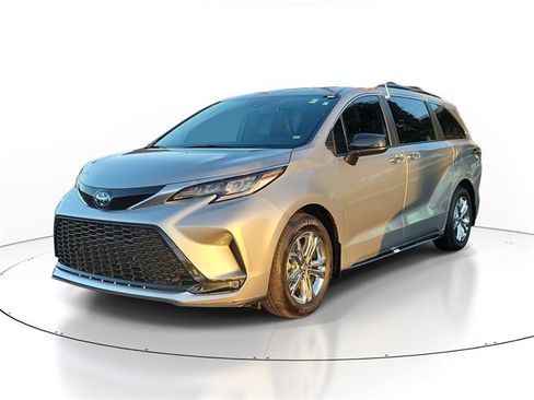 Used 2023 Toyota Sienna XSE image 4