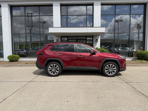 Used 2019 Toyota RAV4 Limited w/ All Weather Liner Package AWD/4WD image 3
