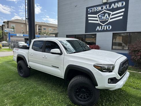 Used 2021 Toyota Tacoma TRD Off-Road w/ Technology Package image 2