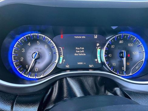 Used 2024 Chrysler Pacifica Touring-L image 12