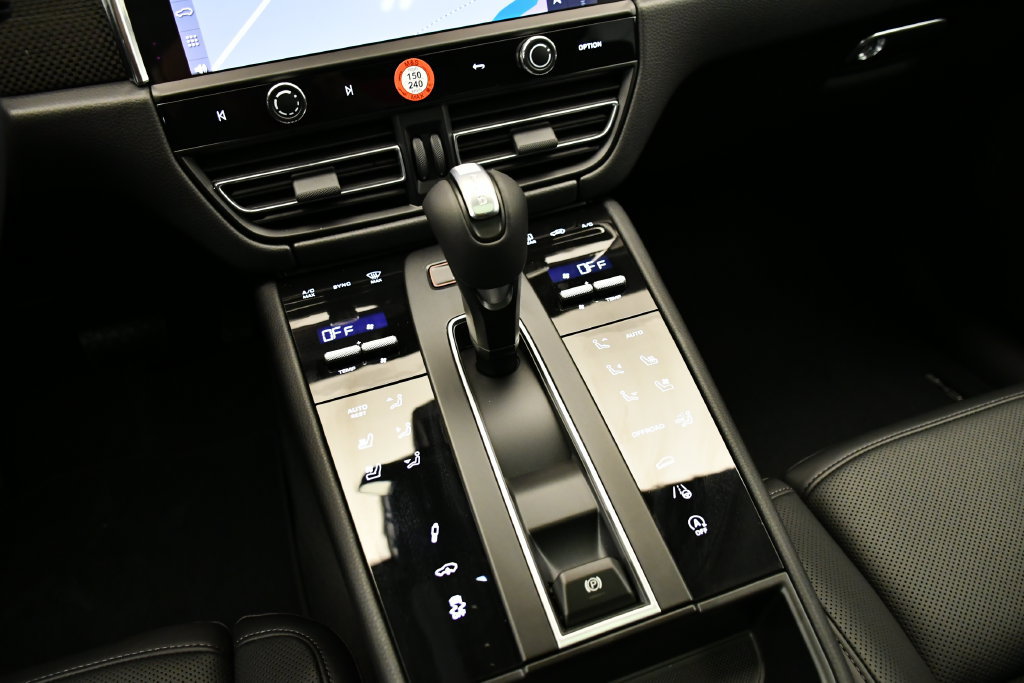 Certified 2026 Porsche Macan Turbo AWD/4WD image 32