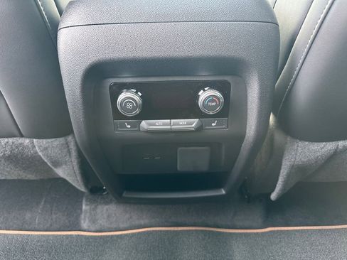 Used 2025 GMC Acadia AT4 w/ Luxury Package image 14