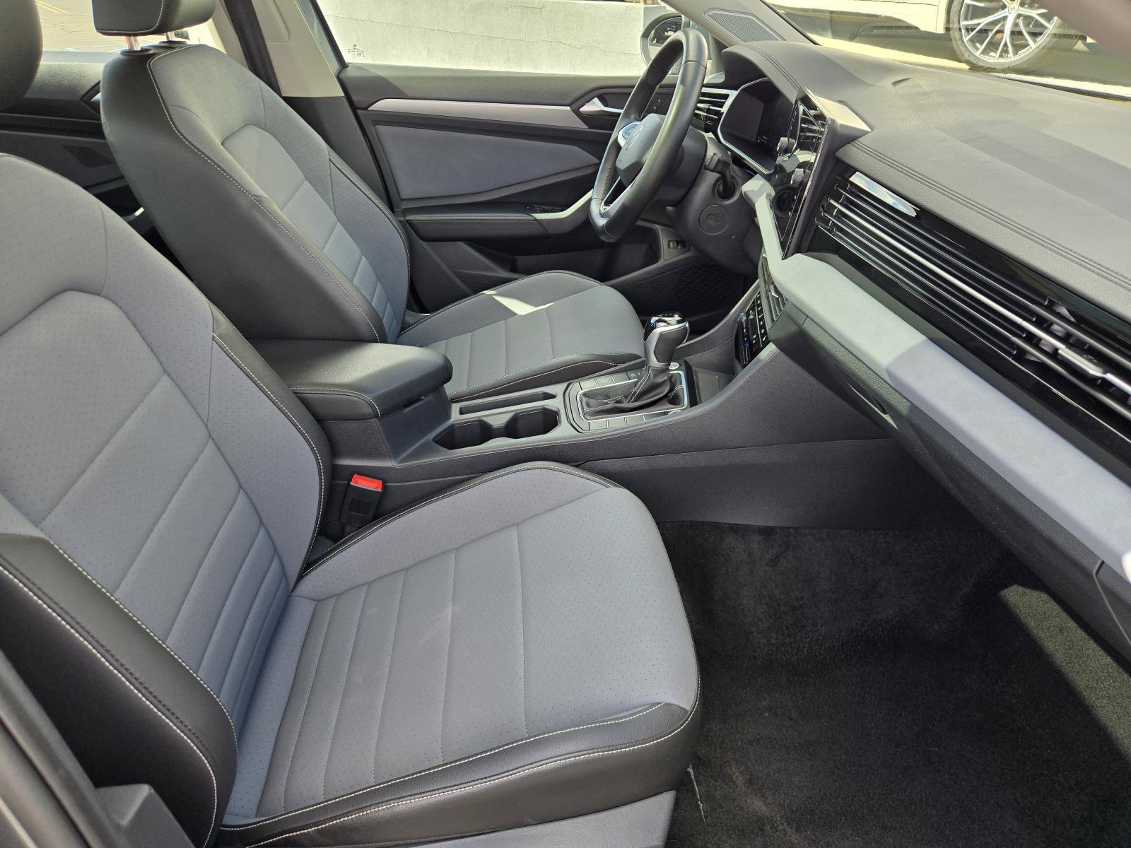 Used 2025 Volkswagen Jetta SE FWD image 30