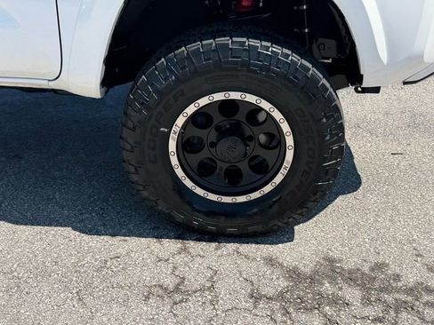 Used 2017 Toyota Tacoma SR5 w/ Tow Package AWD/4WD image 9