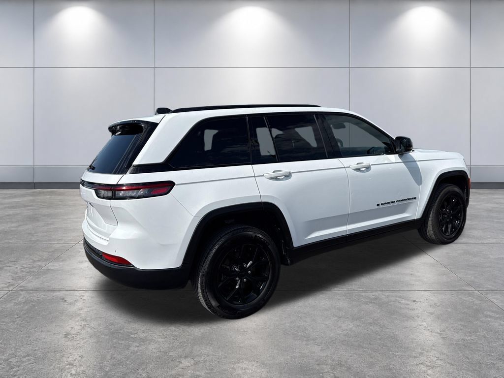 Used 2025 Jeep Grand Cherokee Altitude AWD/4WD image 5