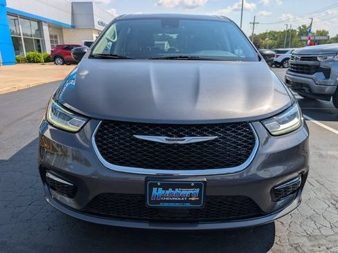 Used 2023 Chrysler Pacifica Touring-L FWD image 8