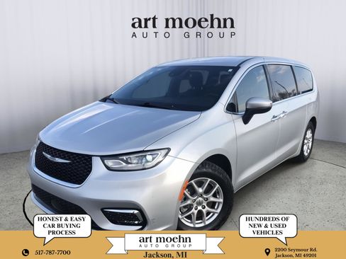 Used 2023 Chrysler Pacifica Touring FWD image 1