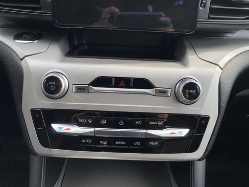 Used 2023 Ford Explorer XLT w/ Class IV Trailer Tow Package image 21