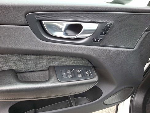 Used 2022 Volvo XC60 B5 Momentum image 13
