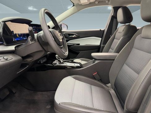 Used 2025 Chevrolet Trax LT FWD image 4