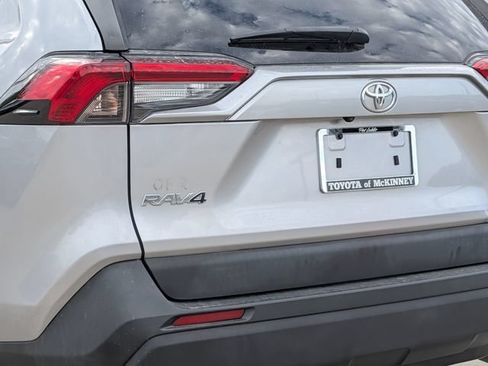 Used 2022 Toyota RAV4 LE AWD/4WD image 8