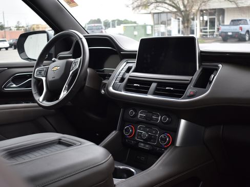 Used 2022 Chevrolet Suburban LT w/ Luxury Package image 35