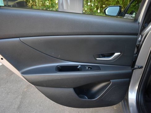 Used 2023 Hyundai Elantra SE FWD image 12