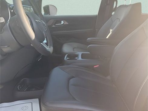 New 2026 Chrysler Pacifica Select image 11