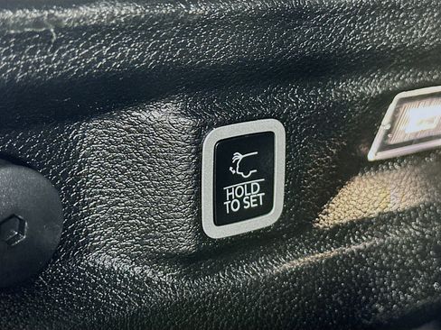 Used 2023 Jeep Grand Cherokee L Laredo image 28