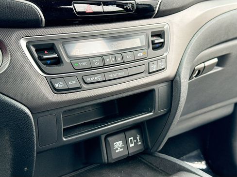 Used 2021 Honda Ridgeline Sport image 11