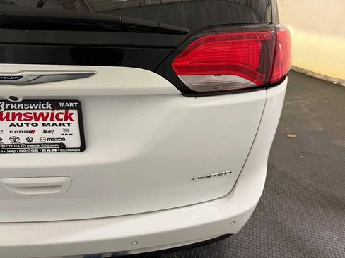 Used 2019 Chrysler Pacifica Limited image 18