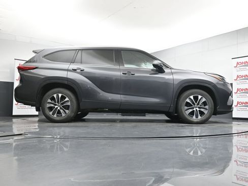 Used 2021 Toyota Highlander XLE AWD/4WD image 41