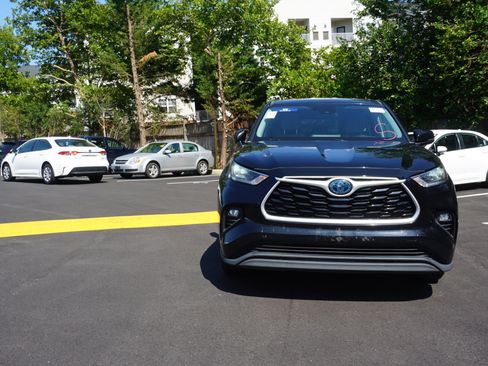 Used 2020 Toyota Highlander LE AWD/4WD image 2
