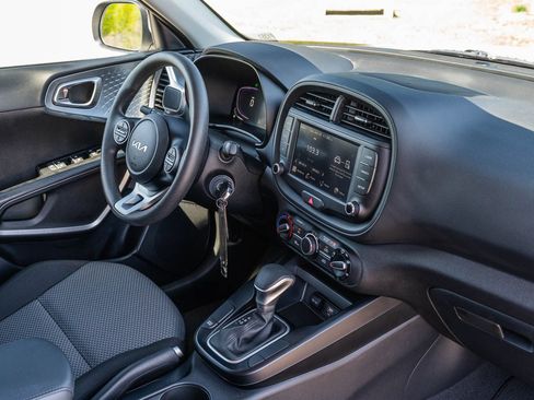 Used 2025 Kia Soul LX w/ LX Technology Package FWD image 12