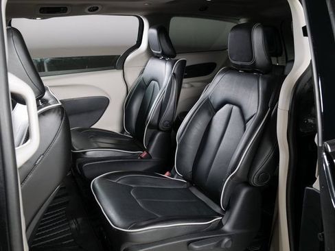 Used 2023 Chrysler Pacifica Limited FWD image 12