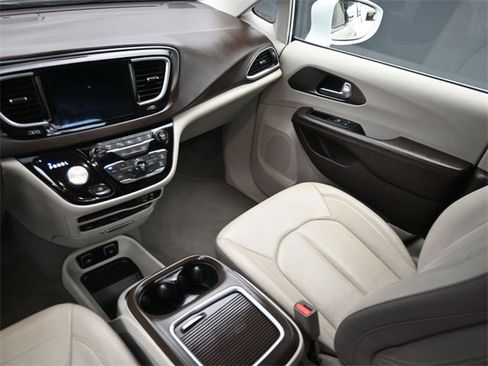 Used 2019 Chrysler Pacifica Touring-L Plus w/ Advanced Safetytec Group image 13