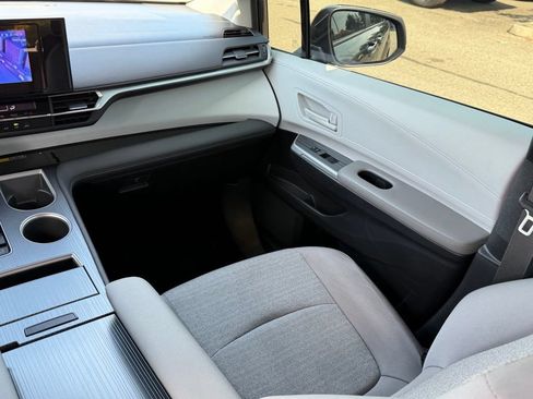 Used 2025 Toyota Sienna LE w/ LE Plus Package FWD image 21