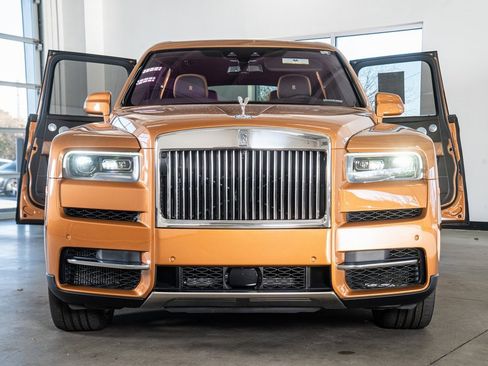Used 2023 Rolls-Royce Cullinan w/ Cullinan Package image 3