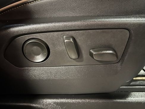 Used 2023 GMC Yukon XL SLT image 34