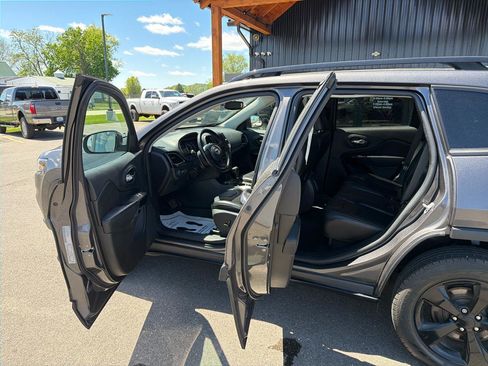 Used 2020 Jeep Cherokee Latitude Plus AWD/4WD image 7