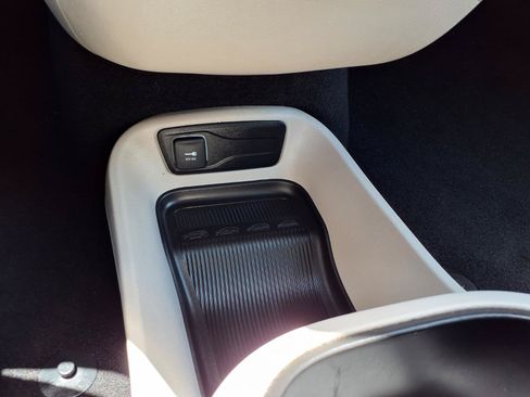 Used 2024 Chrysler Pacifica Touring-L FWD image 11