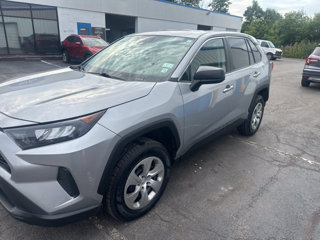 Used 2022 Toyota RAV4 LE AWD/4WD image 4
