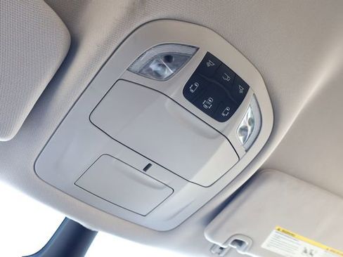 Used 2024 Chrysler Pacifica Select image 21
