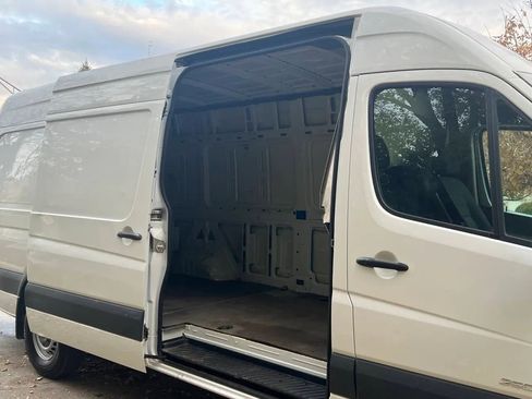 Used 2014 Freightliner Sprinter 2500 image 18