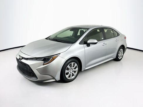 Used 2020 Toyota Corolla LE FWD image 3