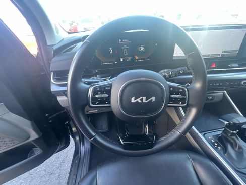 Used 2025 Kia Carnival FWD image 24