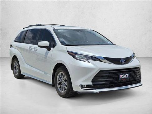 Used 2022 Toyota Sienna XLE FWD image 3