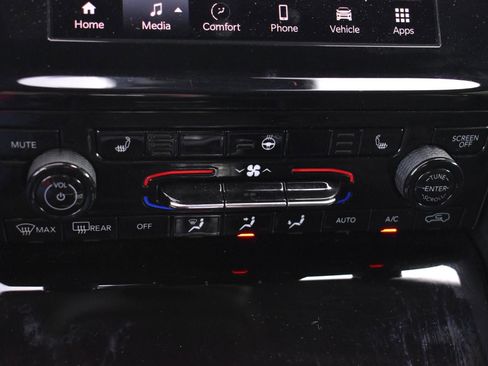 Used 2025 Jeep Grand Cherokee Altitude AWD/4WD image 30