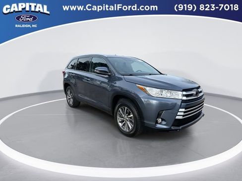 Used 2019 Toyota Highlander XLE image 2